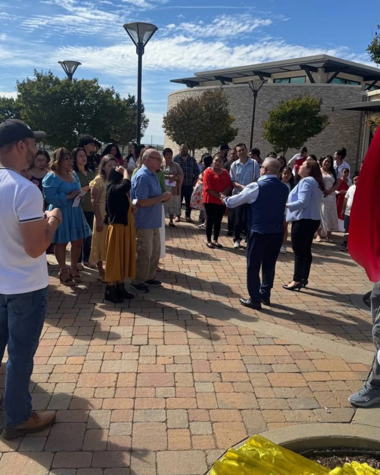 La comunidad reunida al aire libre